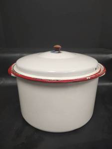 lot 590 image: Vintage Enamelware Dutch Oven with Lid, White with Red Trim