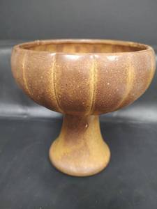 lot 596 image: Vintage McCoy Floraline USA 464 Golden Brown Pedestal Planter, 7 in diameter x 7 in tall