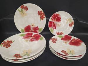 lot 623 image: Cindy Crawford Style Floral Plates, Four Dinnerplates and Four Dessert Plates