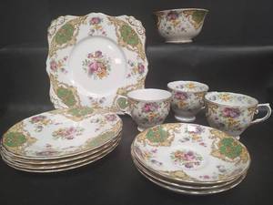 lot 652 image: Vintage Tuscan Fine Bone China Provence Set with Floral Pattern and Gold Trim, Made in England. 12 pieces
