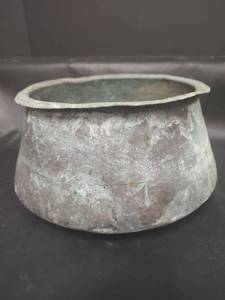 lot 658 image: Vintage Weathered Copper Pot with Natural Patina