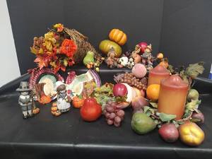 lot 694 image: Thanksgiving Fall Harvest Decoration Collection
