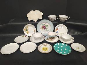 lot 699 image: Mixed Fine China Collection with Decorative Bowl