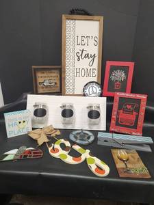 lot 710 image: Mixed Home Decor and Craft Items Collection