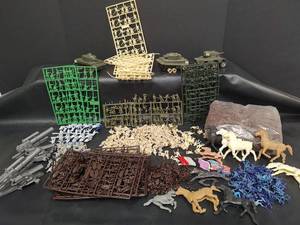 lot 728 image: Large Collection of Miniature Plastic Military Model Figures and Tanks