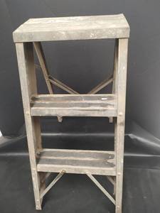 lot 738 image: Aluminum Folding Step Ladder with Platform Top