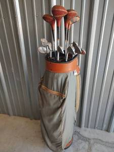 lot 1015 image: Arnold Palmer Golf Club Set with Leather Bag