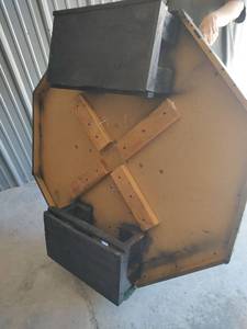 lot 1025 image: Table Top Bumper Pool Table with Green Felt Surface, 4 Foot Diameter