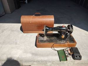 lot 1028 image: Singer Electric Sewing Machine with Wooden Case, Motor and Instructions