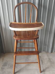 lot 1039 image: Wooden High Chair with Removable Tray