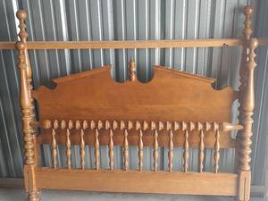 lot 1051 image: Ethan Allen Colonial Style Spindle Full Size Spindle Bed with Frame