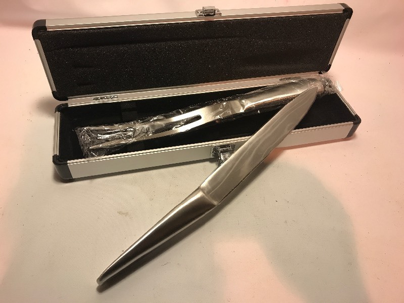 lot 787 image: Very nice new modern carving set sharp knife nice case would be great gift for the chef in your life