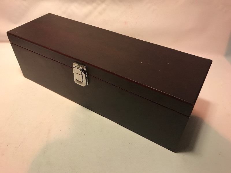 lot 798 image: Nice wooden wine gift  box