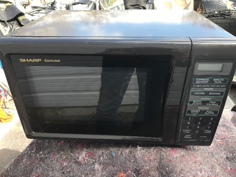 lot 799 image: Small microwave oven great for cabin apartment