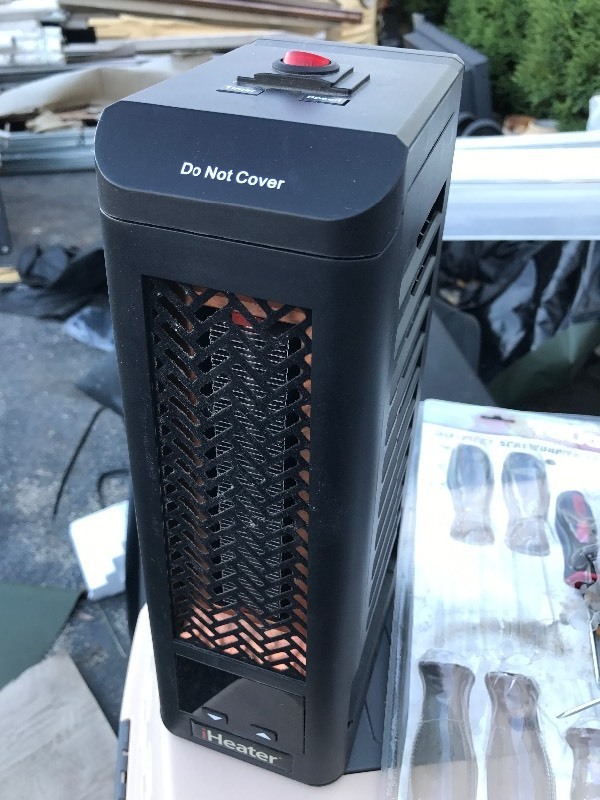 lot 828 image: Nice compact heater great for desks small places just in time for winter