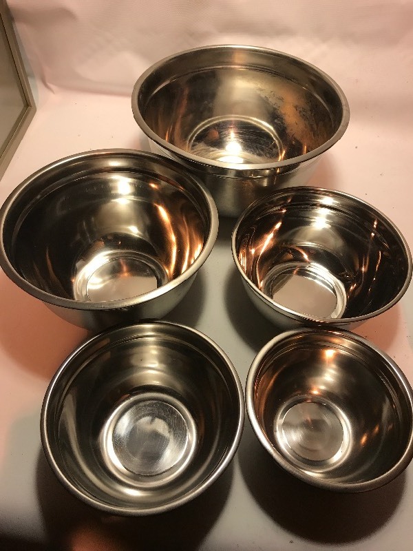 lot 9659 image: Five stainless steel mixing bowls set