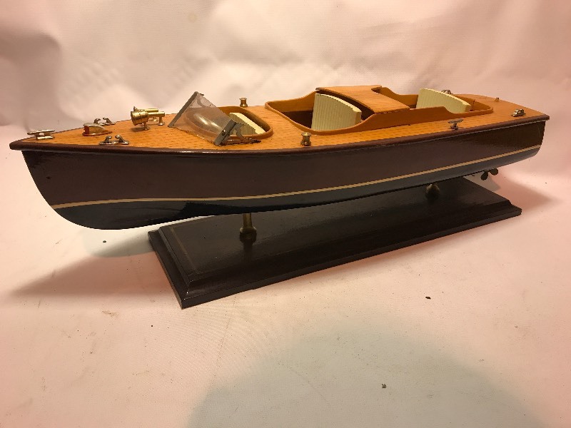 lot 9668 image: Nice decorative wooden boat 14 inches long