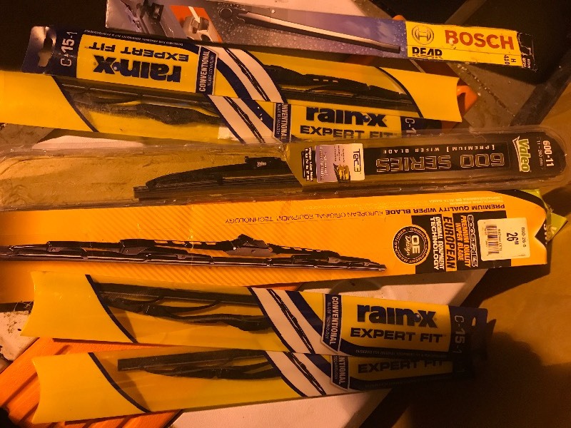 lot 9673 image: Six miscellaneous size  wiper blades