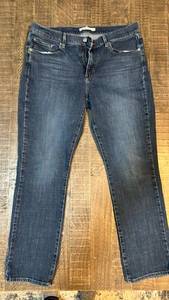 lot 403 image: Levis Classic Straight Jeans Size 12