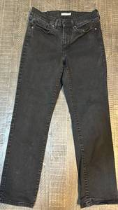 lot 414 image: Black Classic Straight Levis Jeans Size 10