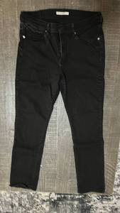 lot 417 image: Levis Classic Straight Black Jeans Size 12