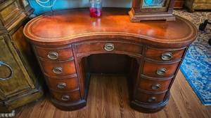 This will pickup at clients home at 10am Vintage mahogany kidney-shaped desk  L 46, W 23, H 30