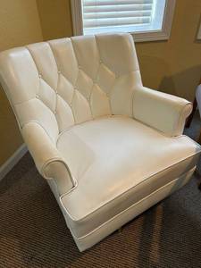 lot 523 image: Tufted White Leather Accent Chair