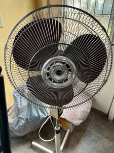 lot 532 image: Toshiba Pedestal Fan