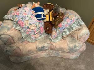 lot 541 image: Floral Print Overstuffed Love Seat