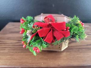 lot 3317 image: Christmas Decorated Metal Wall Pocket