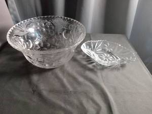 lot 2283 image: Cut Crystal Bowl Set with Floral Pattern