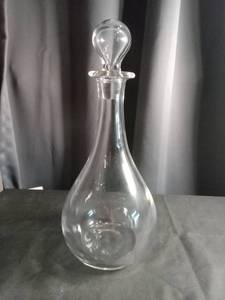 lot 2286 image: Clear Glass Wine Decanter with Stopper