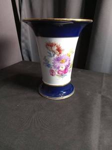lot 2289 image: Meissen Style Porcelain Floral Vase