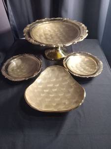 lot 2308 image: Decorative Silver Plated Serving Set with Pedestal Stand