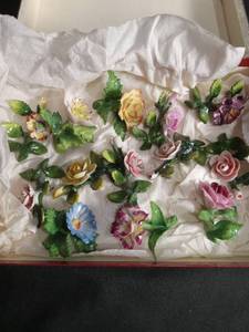 lot 3023 image: Porcelain Flower Bouquet Collection