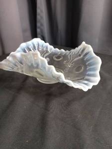 lot 3030 image: Opalescent Glass Serving Dish