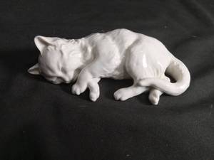 lot 3032 image: White Porcelain Sleeping Cat Figurine