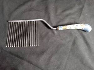 lot 3035 image: Decorative Porcelain Handle Hair Comb