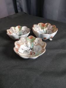lot 3036 image: Japanese Hand Painted Porcelain Sake Cups Set of 3