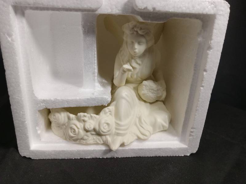 lot 2807 image: PartyLite Ariana P7135 Porcelain Candle Holder