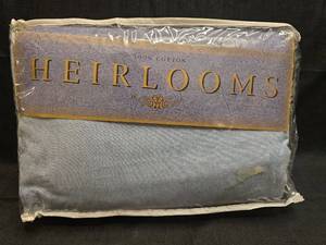 lot 2081 image: Heirlooms King Mini Bedding Set