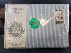 lot 3252 image: Supreme Touch 250 Thread Count King Fitted Sheet