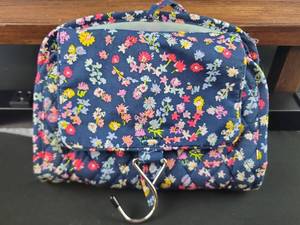 lot 3272 image: Floral Print Hanging Organizer