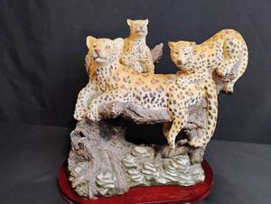 lot 1725 image: Snow Leopard Family Sculpture