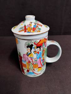lot 1738 image: Chinese Tea Infuser Mug with Lid and Strainer