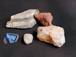 lot 1750 image: Natural Moonstone and Blue Agate Mineral Collection