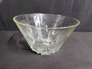 lot 1771 image: Crystal Cut Glass Serving Bowl with Starburst Pattern