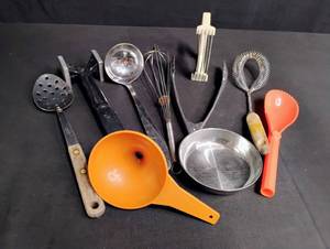 lot 1776 image: Miscellaneous Kitchen Utensil Lot