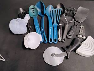 lot 1777 image: Miscellaneous Kitchen Utensil Lot