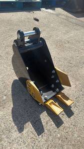 lot 31019 image: Mini Excavator Quick Attach Bucket 8 Inch